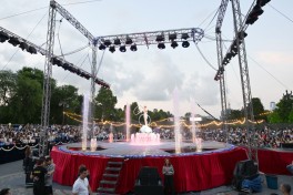 Leyla Əliyeva və Arzu Əliyeva “CandyFest” yay festivalını ziyarət edib və “Sehrli mirvari” su sirki şousunu izləyiblər - FOTO 
