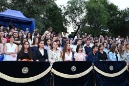 Leyla Əliyeva və Arzu Əliyeva “CandyFest” yay festivalını ziyarət edib və “Sehrli mirvari” su sirki şousunu izləyiblər - FOTO 