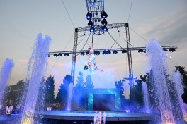 Leyla Əliyeva və Arzu Əliyeva “CandyFest” yay festivalını ziyarət edib və “Sehrli mirvari” su sirki şousunu izləyiblər - FOTO 