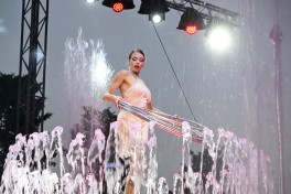 Leyla Əliyeva və Arzu Əliyeva “CandyFest” yay festivalını ziyarət edib və “Sehrli mirvari” su sirki şousunu izləyiblər - FOTO 