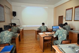 Azərbaycan Ordusunda gənc zabitlərlə nümayiş məşğələləri keçirilib