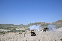Azərbaycan Ordusunda gənc zabitlərlə nümayiş məşğələləri keçirilib