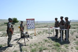 Azərbaycan Ordusunda gənc zabitlərlə nümayiş məşğələləri keçirilib