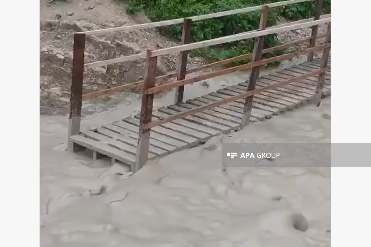 Qusarda yol selin gətirdiyi palçıqdan təmizlənir