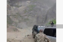 Qusarda yol selin gətirdiyi palçıqdan təmizlənir