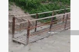 Qusarda yol selin gətirdiyi palçıqdan təmizlənir