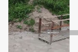 Qusarda yol selin gətirdiyi palçıqdan təmizlənir