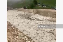 Qusarda yol selin gətirdiyi palçıqdan təmizlənir
