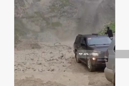 Qusarda yol selin gətirdiyi palçıqdan təmizlənir