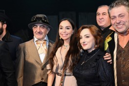 Leyla Əliyeva “Neft bumu hamıya gülümsəyir” tamaşasının nümayişində iştirak edib