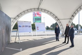 Prezident İlham Əliyev Bakıda məişət tullantıları daşıyan texnikalarla tanış olub