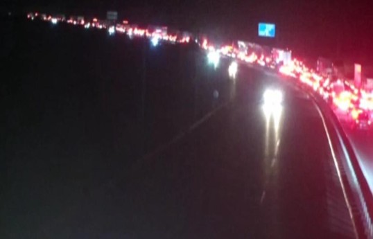 Bakı dairəvi yolunda avtomobil yanıb, Sumqayıt istiqamətində sıxlıq yaranıb