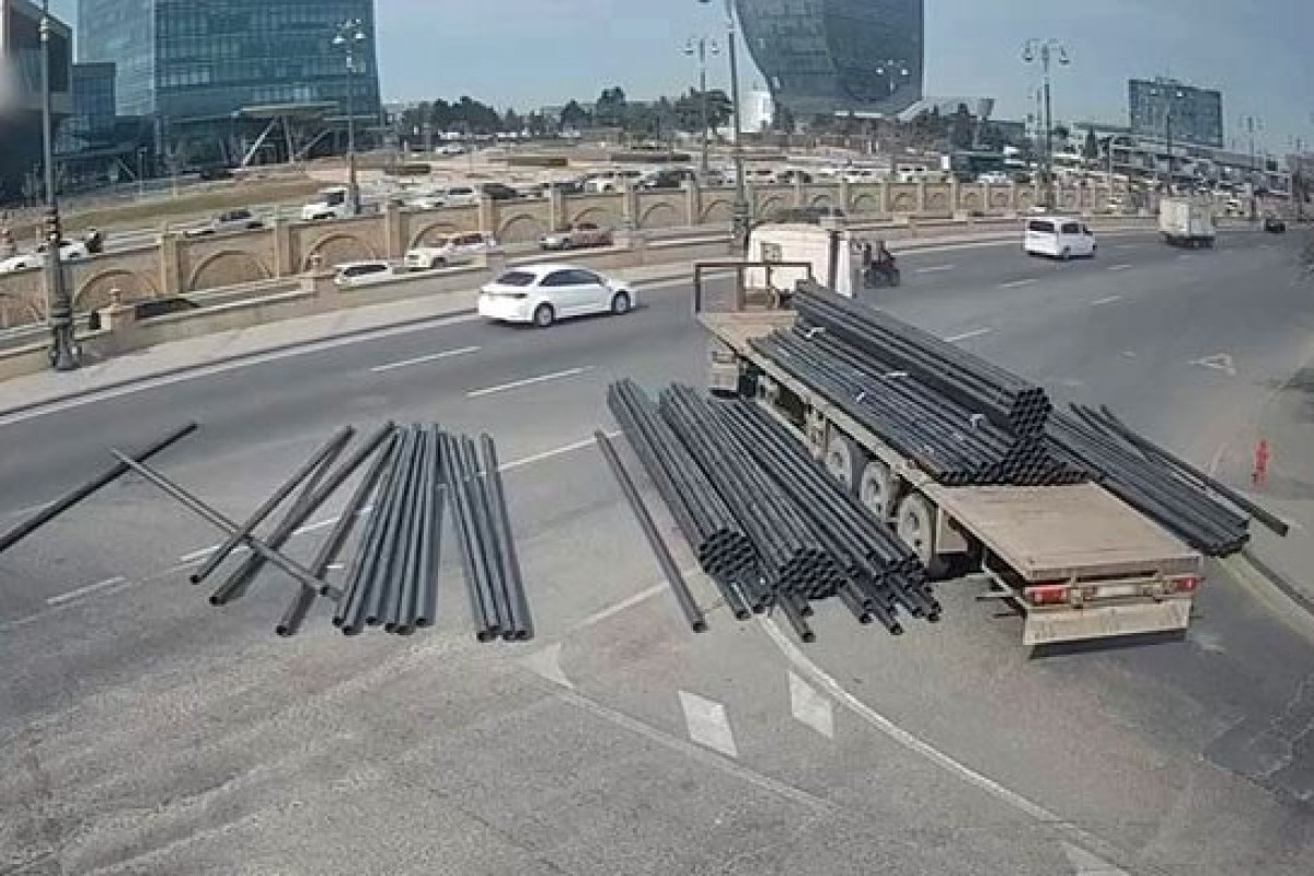 “Bağırov” körpüsündə yol qəzası olub, yük yola aşıb - VİDEO 