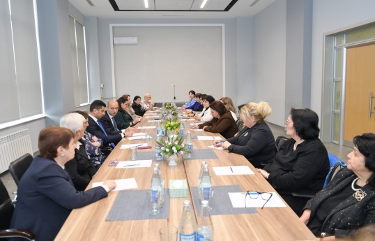 Emin Əmrullayev təqaüddə olan qabaqcıl qadın təhsil işçiləri ilə görüş keçirib