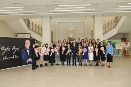 Emin Əmrullayev təqaüddə olan qabaqcıl qadın təhsil işçiləri ilə görüş keçirib