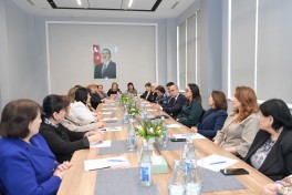 Emin Əmrullayev təqaüddə olan qabaqcıl qadın təhsil işçiləri ilə görüş keçirib