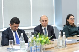 Emin Əmrullayev təqaüddə olan qabaqcıl qadın təhsil işçiləri ilə görüş keçirib