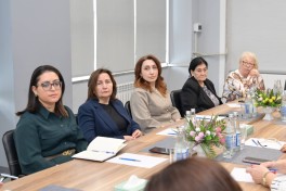 Emin Əmrullayev təqaüddə olan qabaqcıl qadın təhsil işçiləri ilə görüş keçirib