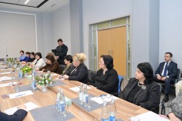 Emin Əmrullayev təqaüddə olan qabaqcıl qadın təhsil işçiləri ilə görüş keçirib