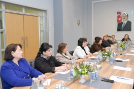 Emin Əmrullayev təqaüddə olan qabaqcıl qadın təhsil işçiləri ilə görüş keçirib