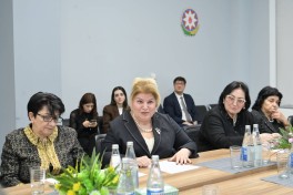 Emin Əmrullayev təqaüddə olan qabaqcıl qadın təhsil işçiləri ilə görüş keçirib