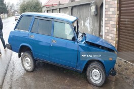 Lənkəranda idarəetməni itirən avtomobil qaz borusuna çırpılıb, xəsarət alan var - FOTOLENT 