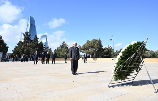 Antonio Koşta Şəhidlər xiyabanını ziyarət edib