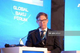 XIII Qlobal Bakı Forumunun II günündə Çinlə bağlı panel müzakirəsi keçirilib - FOTO 