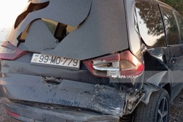 Goranboyda maşın arakəsməyə çırpılıb, xəsarət alanlar var - FOTO 