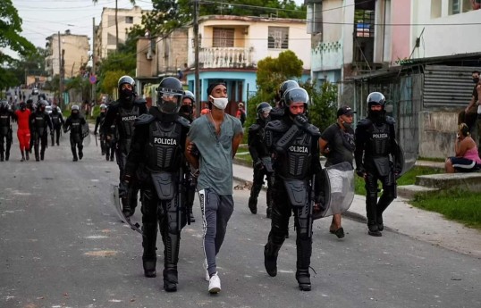 Kubada etirazçılar inzibati binaları dağıdır, saxlanılanlar var
