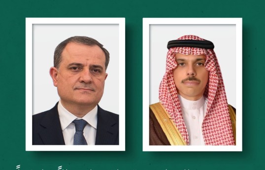 Azərbaycan Respublikasının xarici işlər naziri Ceyhun Bayramov və Səudiyyə Ərəbistanının xarici işlər naziri Feysəl bin Fərhan