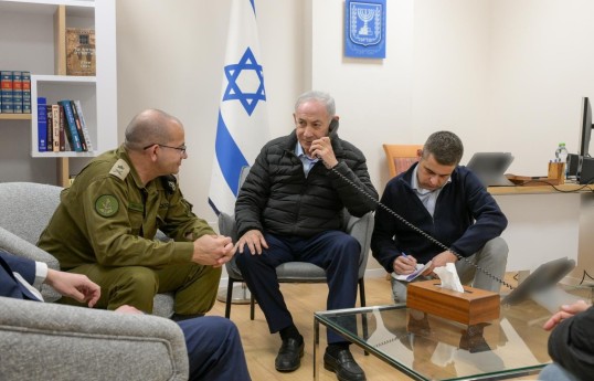 İsrail Baş naziri Benyamin Netanyahu (ortada)