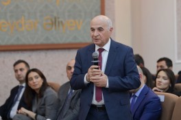 Emin Əmrullayev təhsil idarəçiliyində strateji baxış mövzusunda təcrübəsini bölüşüb
