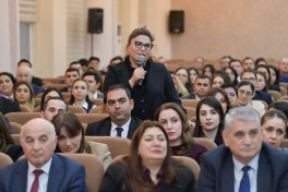 Emin Əmrullayev təhsil idarəçiliyində strateji baxış mövzusunda təcrübəsini bölüşüb