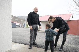 Prezident Xocavəndin Xanoba kəndində fərdi evlərin və infrastrukturun bərpa işləri ilə tanış olub - FOTO  - YENİLƏNİB 