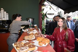Alena Əliyeva Novruz yarmarkasını ziyarət edib