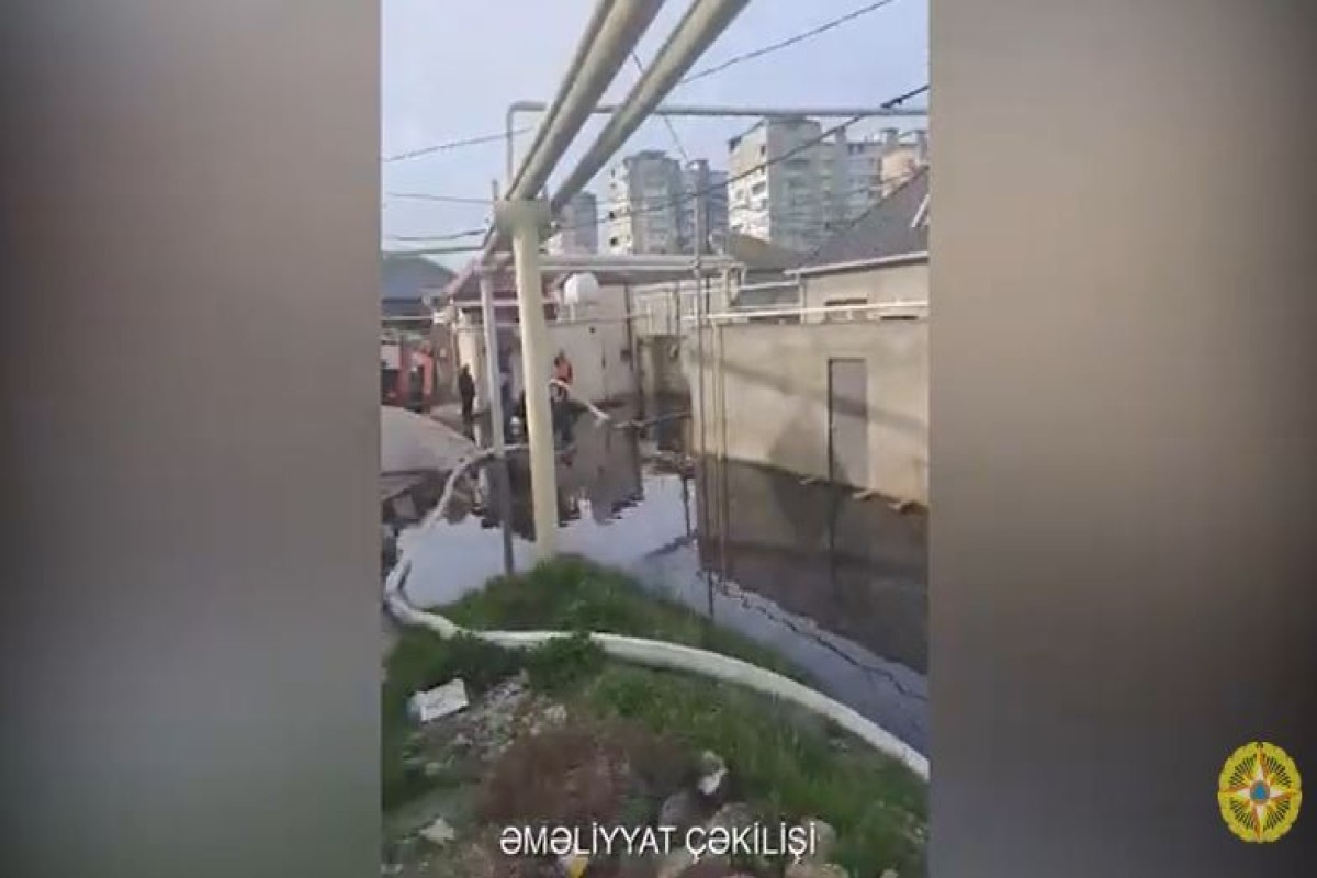 Xətaidə kanalizasiya kollektoru çöküb, bəzi evlərin zirzəmilərinin və həyətyanı sahələrinin su basıb - VİDEO 
