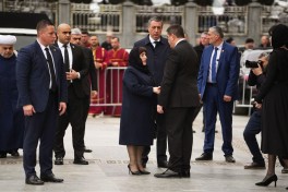 II İlya dəfn olunub, mərasimdə Sahibə Qafarova da iştirak edib - FOTOLENT 