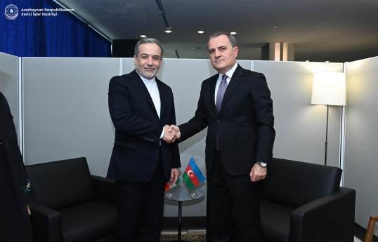 İran İslam Respublikasının xarici işlər naziri Seyid Abbas Əraqçi və Azərbaycan Respublikasının xarici işlər naziri Ceyhun Bayramov