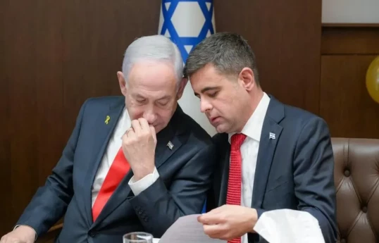 İsrail Baş naziri Benyamin Netanyahu və onun mətbuat katibi Ziv Aqmon