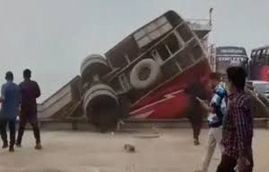 Banqladeşdə avtobus çaya aşıb, 22 nəfər ölüb