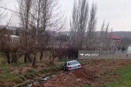 Naftalanda iki avtomobilin toqquşması nəticəsində sürücülərdən biri ölüb - FOTO 