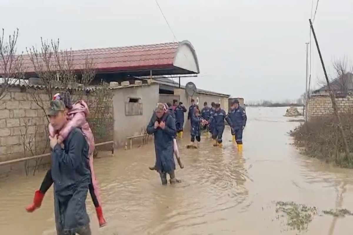 FHN: Xaçmazda evlərə su dolub, köməksiz vəziyyətdə qalan 22 nəfər təxliyə edilib - VİDEO  - FOTO 