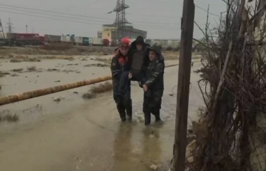 FHN Bakı, Sumqayıt və Abşeronda su basmış ərazilərdən 42 nəfəri təxliyə edib - FOTO  - VİDEO  - YENİLƏNİB-1 