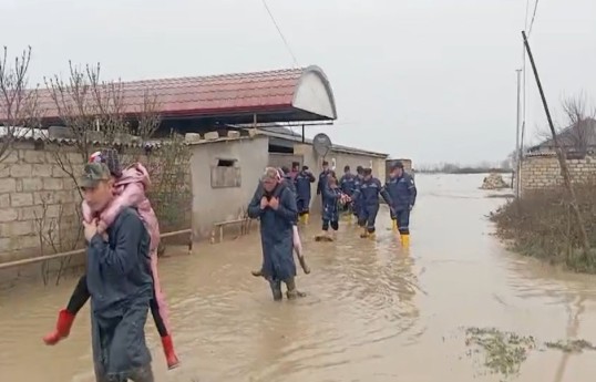 FHN: Xaçmazda evlərə su dolub, köməksiz vəziyyətdə qalan 22 nəfər təxliyə edilib - VİDEO  - FOTO 