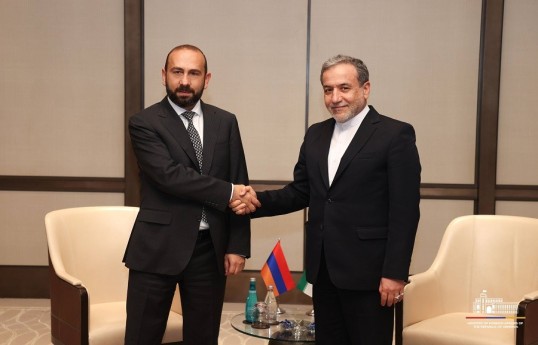 Ermənistan xarici işlər naziri Ararat Mirzoyan, İran xarici işlər naziri Seyid Abbas Əraqçi