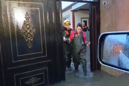 FHN Bakı, Sumqayıt və Abşeronda su basmış ərazilərdən 42 nəfəri təxliyə edib - FOTO  - VİDEO  - YENİLƏNİB-1 
