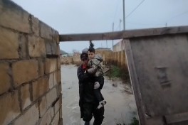 FHN Bakı, Sumqayıt və Abşeronda su basmış ərazilərdən 42 nəfəri təxliyə edib - FOTO  - VİDEO  - YENİLƏNİB-1 