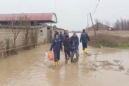 FHN: Xaçmazda evlərə su dolub, köməksiz vəziyyətdə qalan 22 nəfər təxliyə edilib - VİDEO  - FOTO 