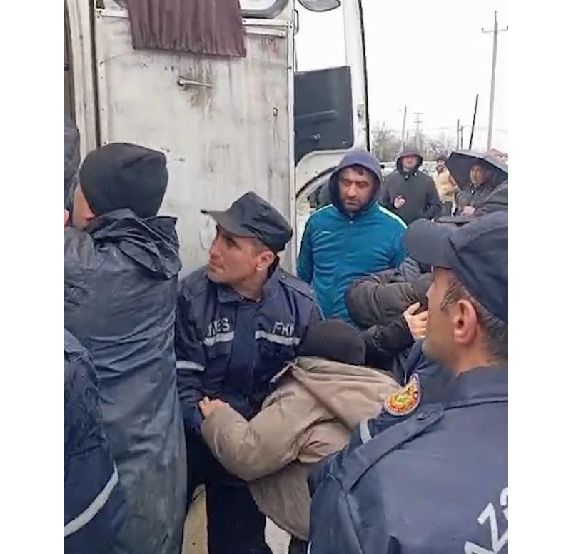 FHN: Xaçmazda evlərə su dolub, köməksiz vəziyyətdə qalan 22 nəfər təxliyə edilib - VİDEO  - FOTO 